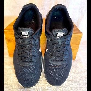 Used Nike women’s flex Black/white size 8 running/athletic shoe